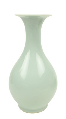 Lot 39 - QING DYNASTY CELADON GLAZED YUHUHCHUN VASE 清 天蓝釉玉壶春瓶