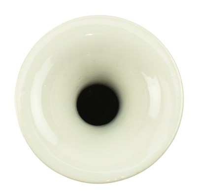 Lot 39 - QING DYNASTY CELADON GLAZED YUHUHCHUN VASE 清 天蓝釉玉壶春瓶