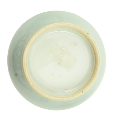 Lot 39 - QING DYNASTY CELADON GLAZED YUHUHCHUN VASE 清 天蓝釉玉壶春瓶