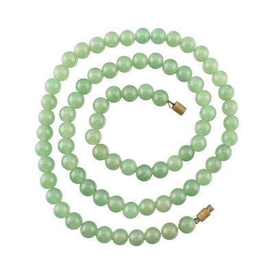Lot 306 - VINTAGE EARLY 20TH CENTURY CHINESE NEPHRITE BEAD NECKLACE
