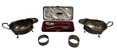 Lot 143 - PAIR OF GEORGE V HALLMARKED SILVER SAUCE BOATS & OTHER ITEMS