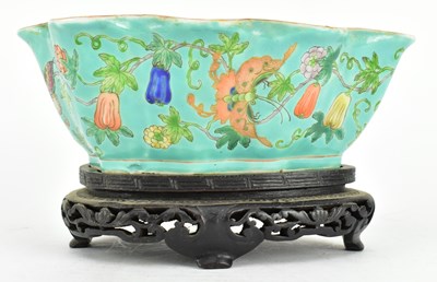 Lot 34 - QING TURQUOISE GROUND FAMILLE ROSE SCALLOPED BOWL 清 松石绿地粉彩瓜瓞连绵碗