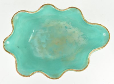 Lot 34 - QING TURQUOISE GROUND FAMILLE ROSE SCALLOPED BOWL 清 松石绿地粉彩瓜瓞连绵碗