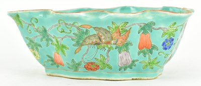 Lot 34 - QING TURQUOISE GROUND FAMILLE ROSE SCALLOPED BOWL 清 松石绿地粉彩瓜瓞连绵碗