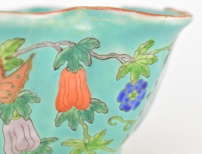 Lot 34 - QING TURQUOISE GROUND FAMILLE ROSE SCALLOPED BOWL 清 松石绿地粉彩瓜瓞连绵碗