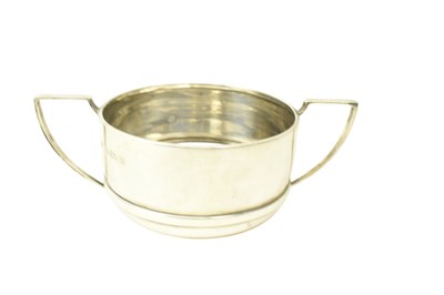 Lot 76 - 20TH CENTURY GEORGE V HALLMARKED SILVER TWIN HANDLED BOWL