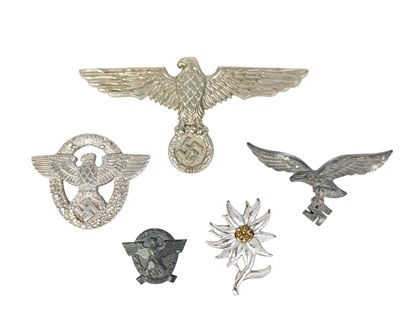 Lot 163 - WWII SECOND WORLD WAR GERMAN CAP BADGES