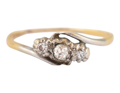 Lot 556 - 18CT GOLD AND DIAMOND THREE STONE RING