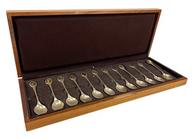 Lot 28 - CASED ELIZABETH II HALLMARKED SILVER 'HERRING GULL' COMMEMORATIVE SPOONS