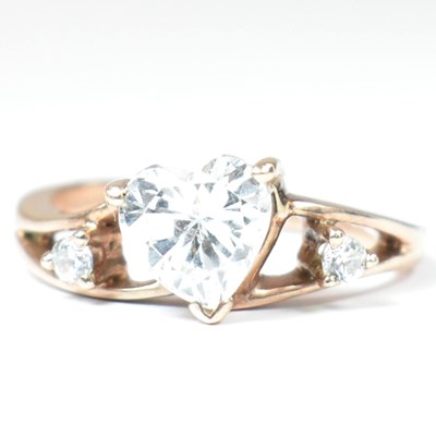Lot 161 - HALLMARKED 9CT GOLD CZ HEART SOLITAIRE RING