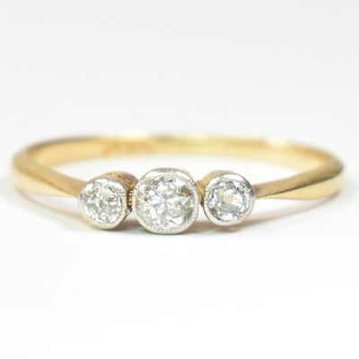 Lot 168 - 18CT GOLD & DIAMOND THREE STONE RING