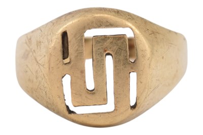 Lot 439 - GOLD SIGNET RING