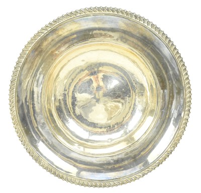 Lot 39 - EARLY 20TH CENTURY EDWARD VII HALLMARKED SILVER DISH PLATE