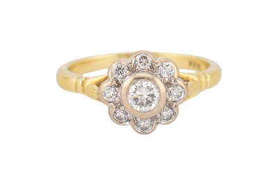 Lot 149 - HALLMARKED 18CT GOLD & DIAMOND CLUSTER RING