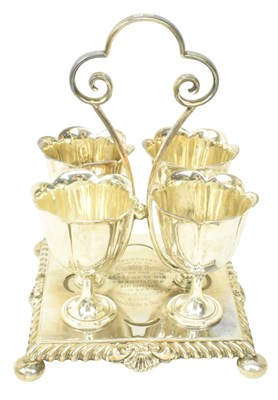 Lot 14 - EARLY 20TH CENTURY EDWARD VII HALLMARKED SILVER EGG CUPS AND HOLDER
