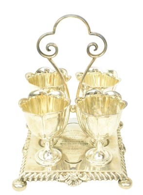 Lot 14 - EARLY 20TH CENTURY EDWARD VII HALLMARKED SILVER EGG CUPS AND HOLDER
