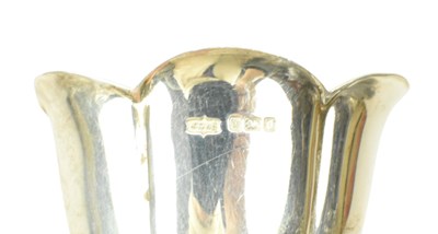 Lot 14 - EARLY 20TH CENTURY EDWARD VII HALLMARKED SILVER EGG CUPS AND HOLDER