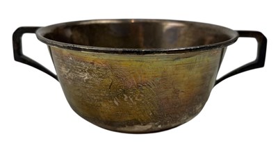 Lot 23 - 20TH CENTURY GEORGE V HALLMARKED SILVER TWIN HANDLED BOWL
