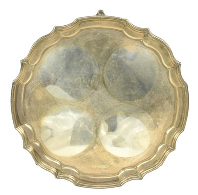 Lot 10 - 20TH CENTURY ELIZABETH II HALLMARKED SILVER SALVER TRAY