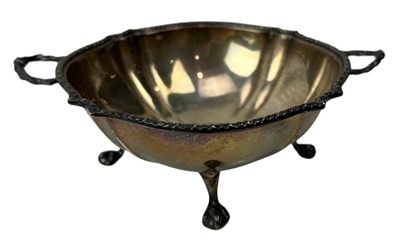 Lot 42 - 20TH CENTURY GEORGE V HALLMARKED SILVER TWIN HANDLED BOWL