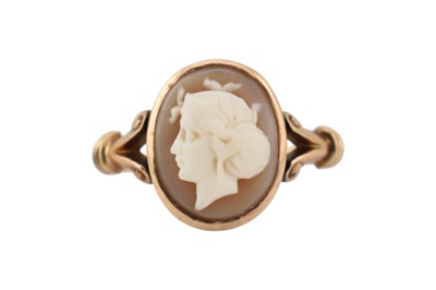 Lot 203 - EARLY 20TH CENTURY 15CT GOLD CARVED CAMEO RING