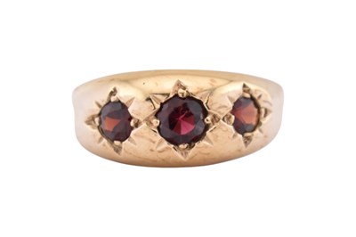 Lot 337 - 9CT GOLD & THREE STONE GARNET RING