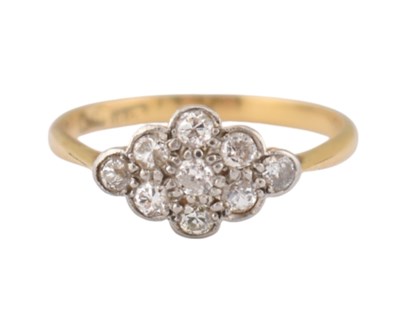 Lot 60 - 18CT GOLD & DIAMOND CLUSTER RING