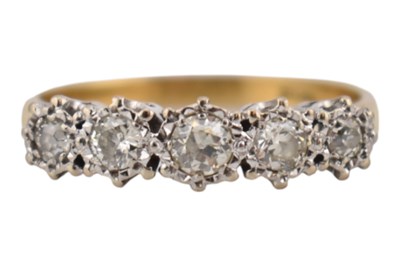 Lot 263 - 18CT GOLD & DIAMOND FIVE STONE RING