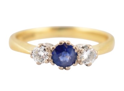 Lot 95 - HALLMARKED 18CT GOLD SAPPHIRE & DIAMOND THREE STONE RING