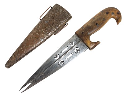 Lot 13 - EARLY 20TH CENTURY PALESTINIAN JAMBIYA