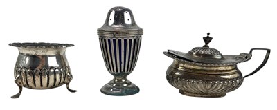 Lot 36 - THREE EARLY 20TH CENTURY HALLMARKED SILVER CRUET PIECES