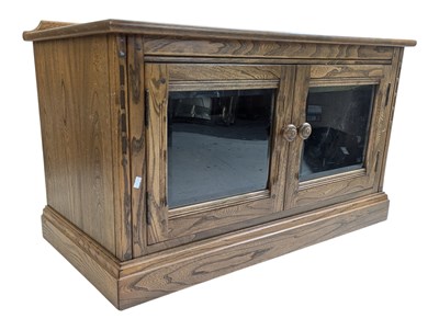Lot 565 - ERCOL FURNITURE - CONTEMPORARY BEECH & ELM TV MEDIA CABINET