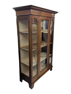 Lot 991 - EARLY 20TH CENTURY MAHOGANY BOOKCASE / CABINET