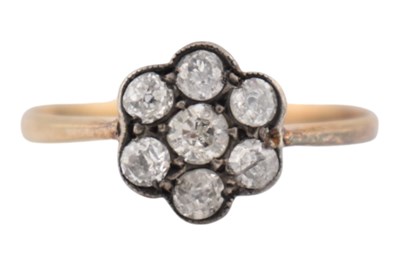 Lot 21 - EARLY 20TH CENTURY 18CT GOLD & DIAMOND CLUSTER RING
