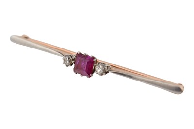 Lot 44 - EARLY 20TH CENTURY RUBY & DIAMOND BAR BROOCH PIN