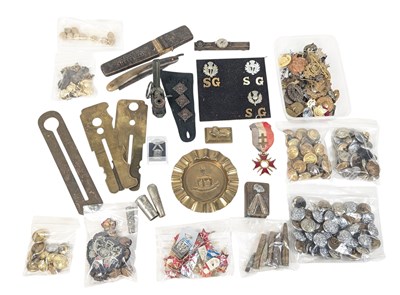 Lot 499 - COLLECTION OF ASSORTED MILITARY CAP BADGES & BUTTONS