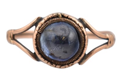 Lot 62 - GOLD SAPPHIRE & CABOCHON RING