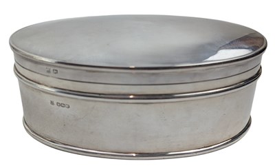 Lot 25 - 20TH CENTURY GEORGE V HALLMARKED SILVER JEWELLERY / TRINKET BOX