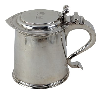 Lot 1 - LARGE 20TH CENTURY GEORGE V HALLMARKED SILVER LIDDED TANKARD