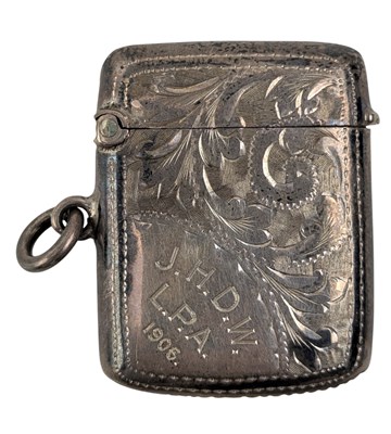 Lot 118 - AN EARLY 20TH CENTURY EDWARD VII HALLMARKED SILVER VESTA CASE