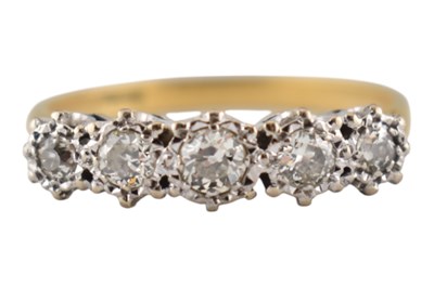 Lot 77 - 18CT GOLD & DIAMOND FIVE STONE RING
