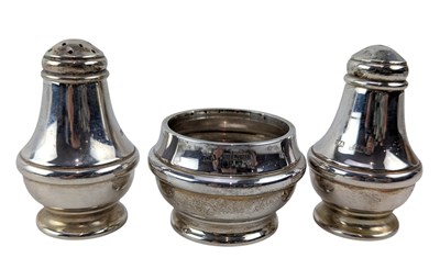 Lot 76 - LATE 20TH CENTURY ELIZABETH II HALLMARKED SILVER CRUET / CONDIMENT SET