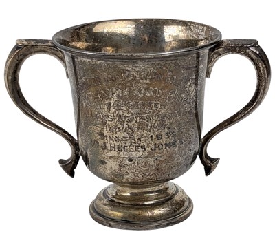 Lot 24 - 20TH CENTURY GEORGE V HALLMARKED SILVER TWIN HANDLED TROPHY