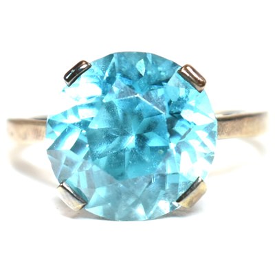 Lot 126 - VINTAGE GOLD & BLUE ZIRCON COCKTAIL RING