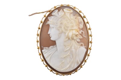 Lot 422 - GOLD MOUNTED CARVED SHELL CAMEO BROOCH PIN