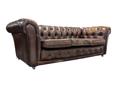 Lot 796 - VINTAGE 20TH CENTURY CHESTERFIELD LEATHER THREE SEATER SOFA / SETTEE