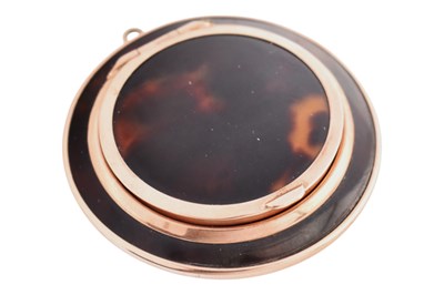 Lot 4 - EARLY 20TH CENTURY GOLD & TORTOISESHELL COMPACT