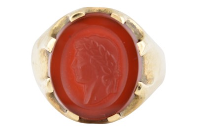 Lot 199 - A HALLMARKED 9CT GOLD CAMEO SIGNET RING