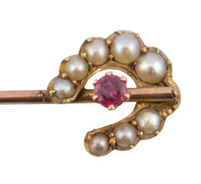 Lot 42 - LATE 19TH CENTURY HORSESHOE RUBY & PEARL STICK PIN