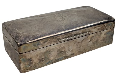 Lot 52 - GEORGE V HALLMARKED SILVER WOOD LINED DESK TOP CIGARETTE CASE